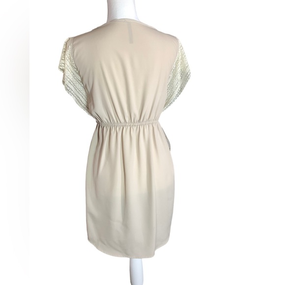 🎉Host Pick🎉 Cream colored dress w/ lace sleeves Size Small - Picture 4 of 5